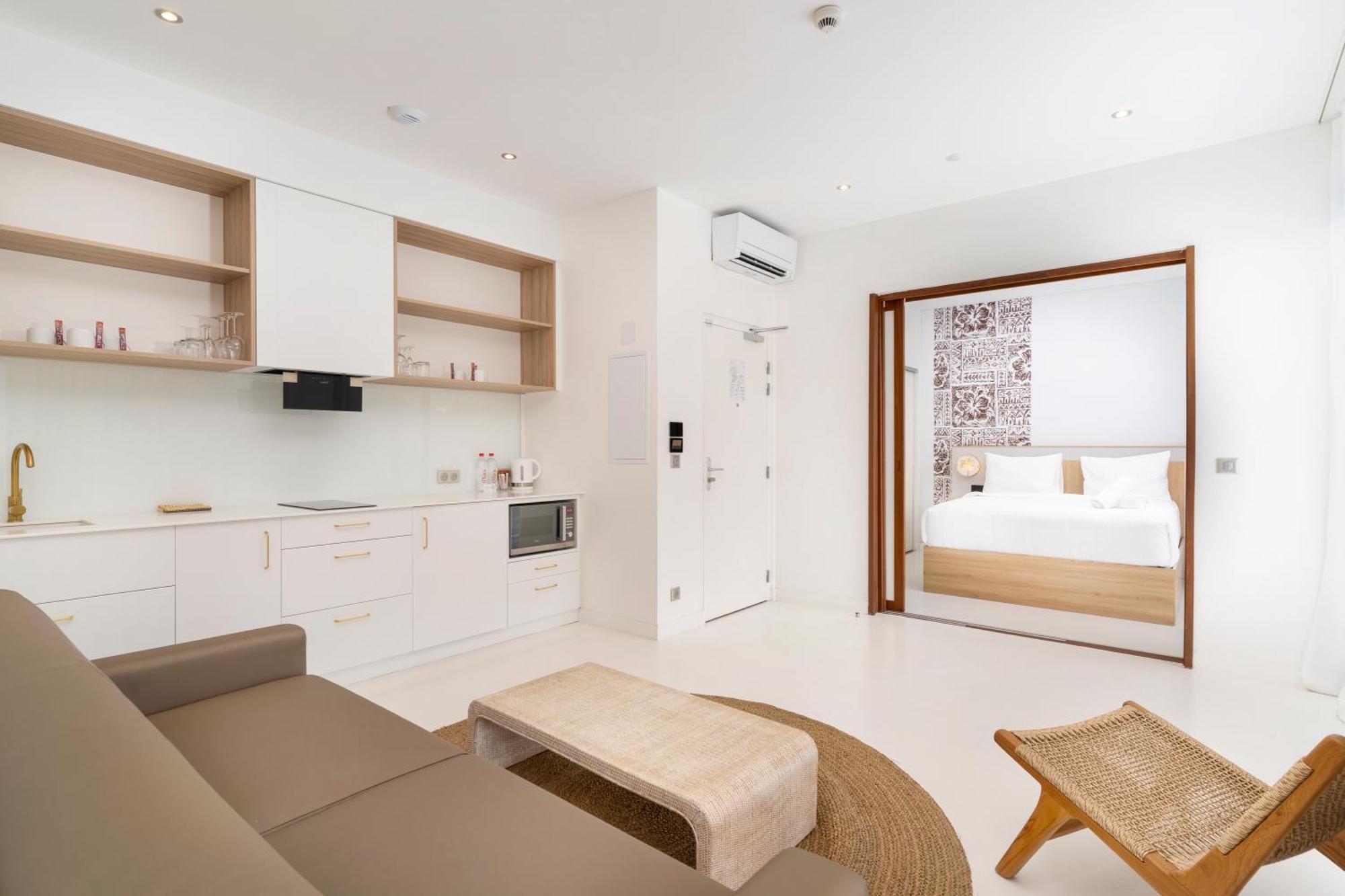 Cook'S Bay Hotel & Suites Paopao エクステリア 写真