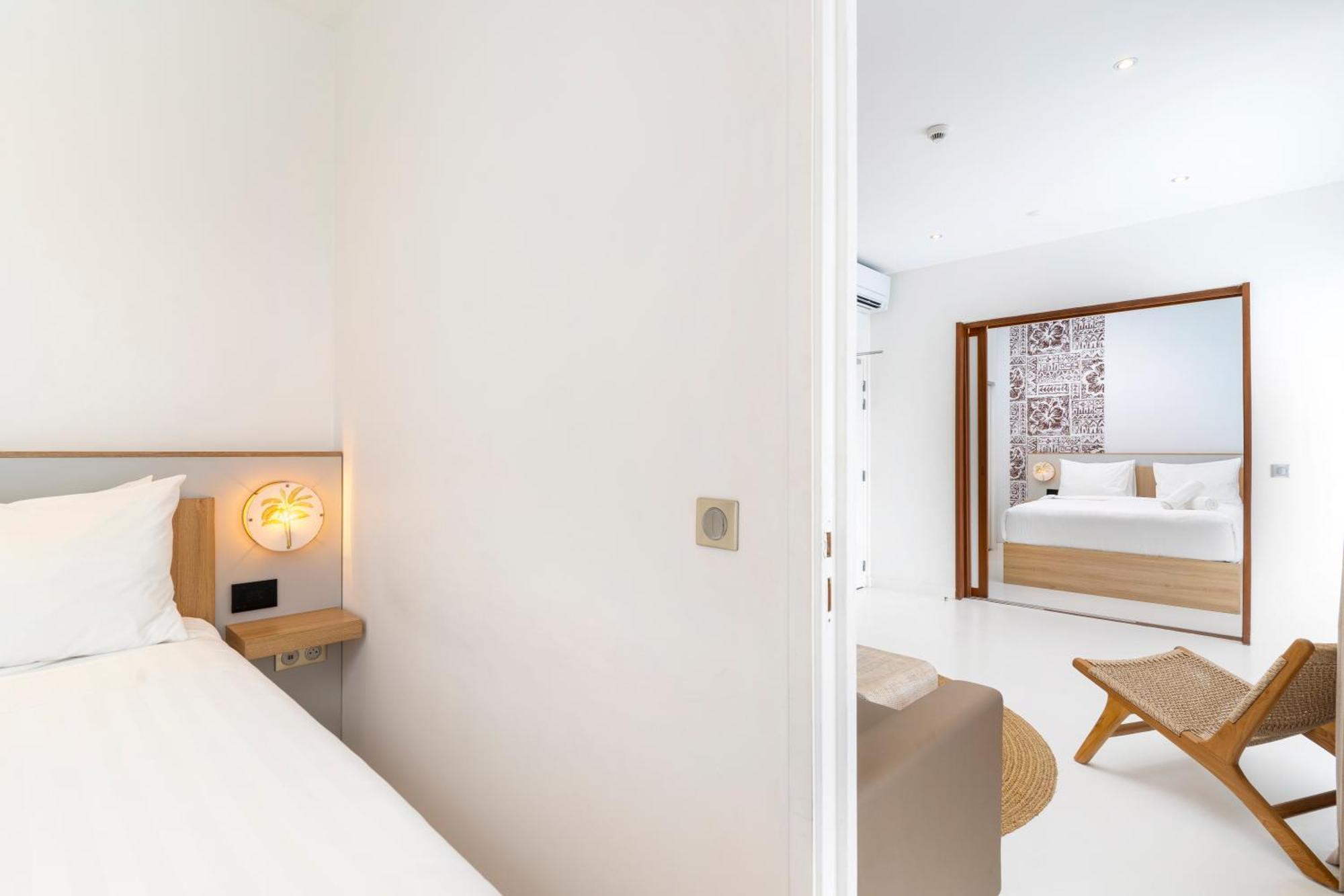 Cook'S Bay Hotel & Suites Paopao エクステリア 写真