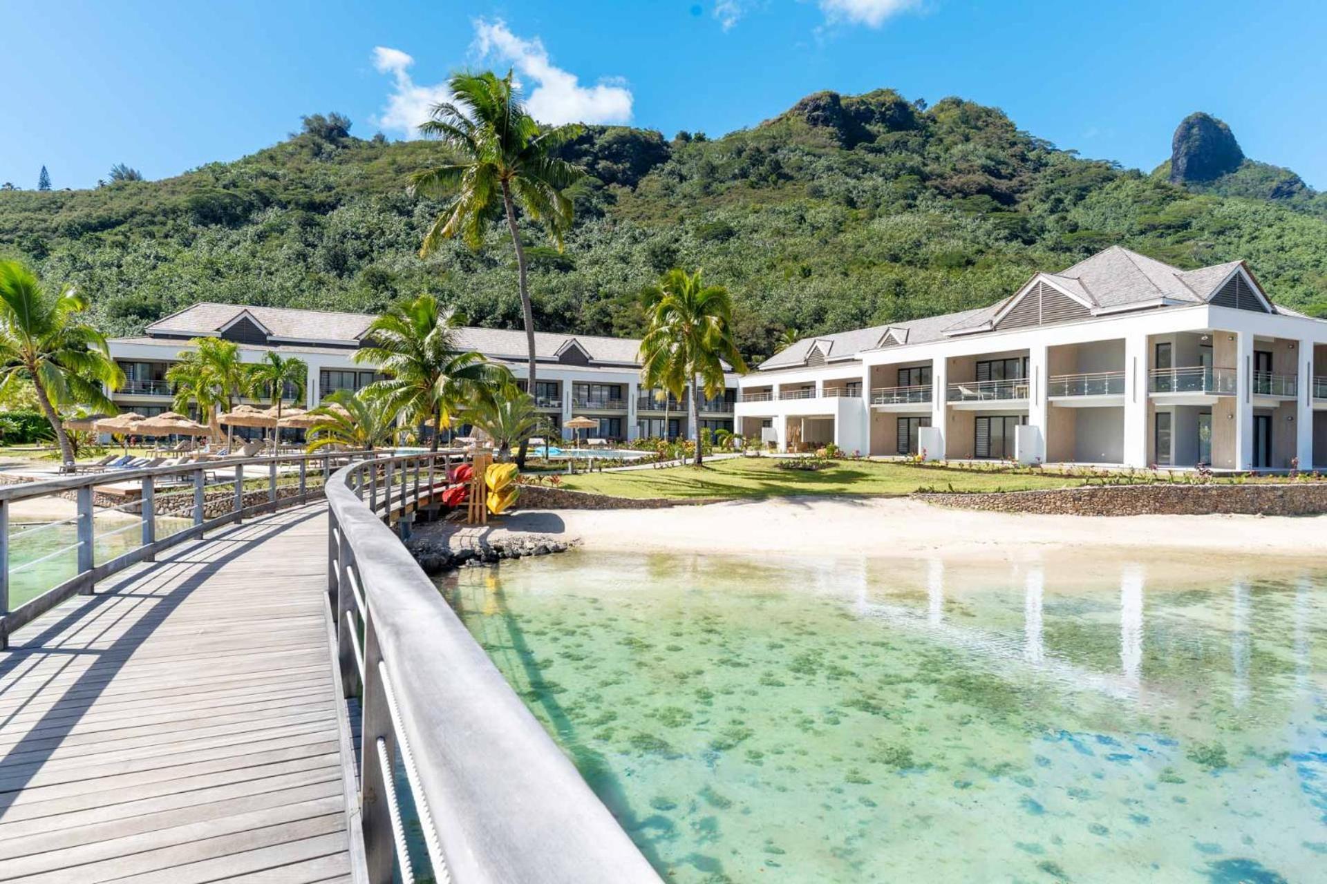Cook'S Bay Hotel & Suites Paopao エクステリア 写真