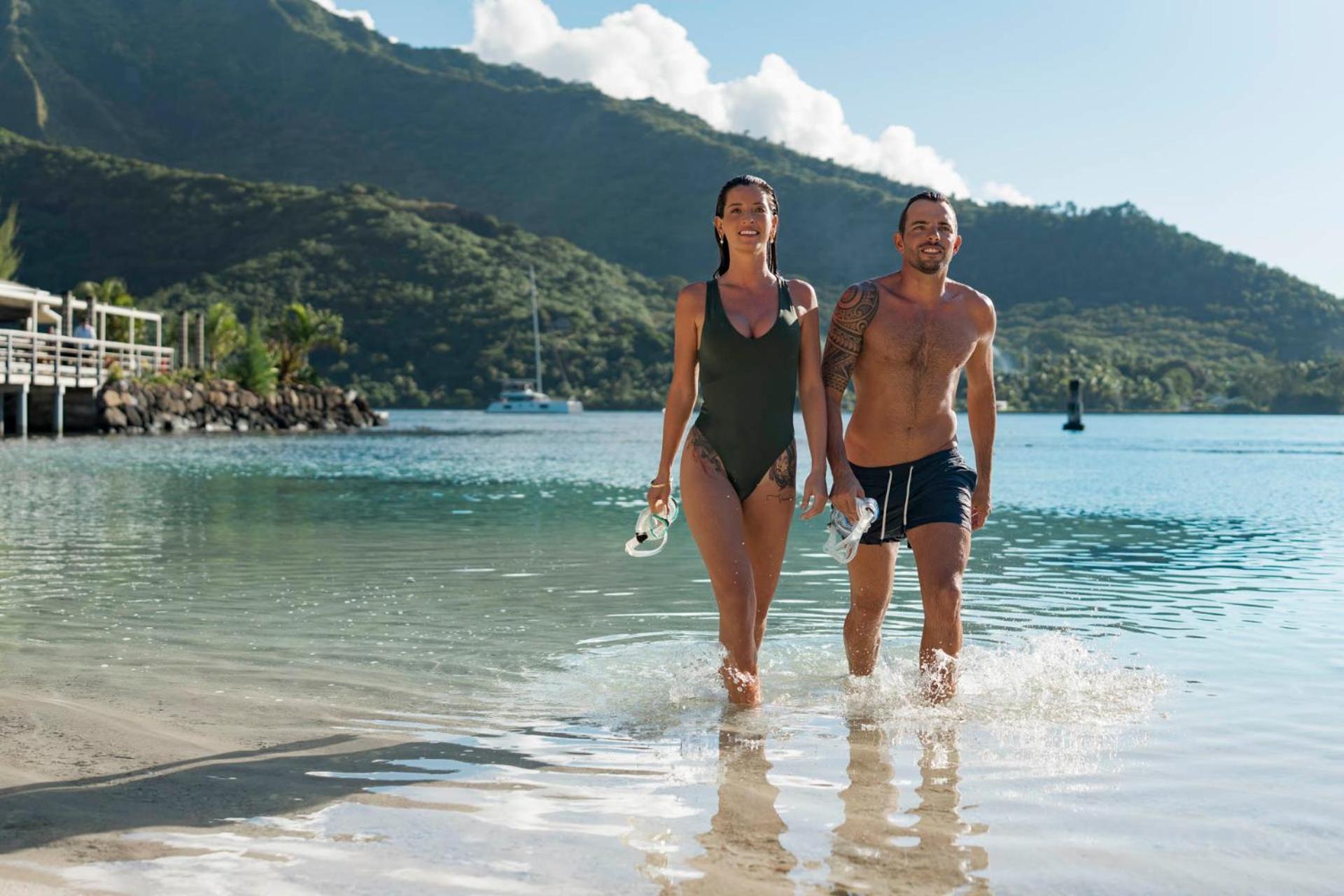 Cook'S Bay Hotel & Suites Paopao エクステリア 写真