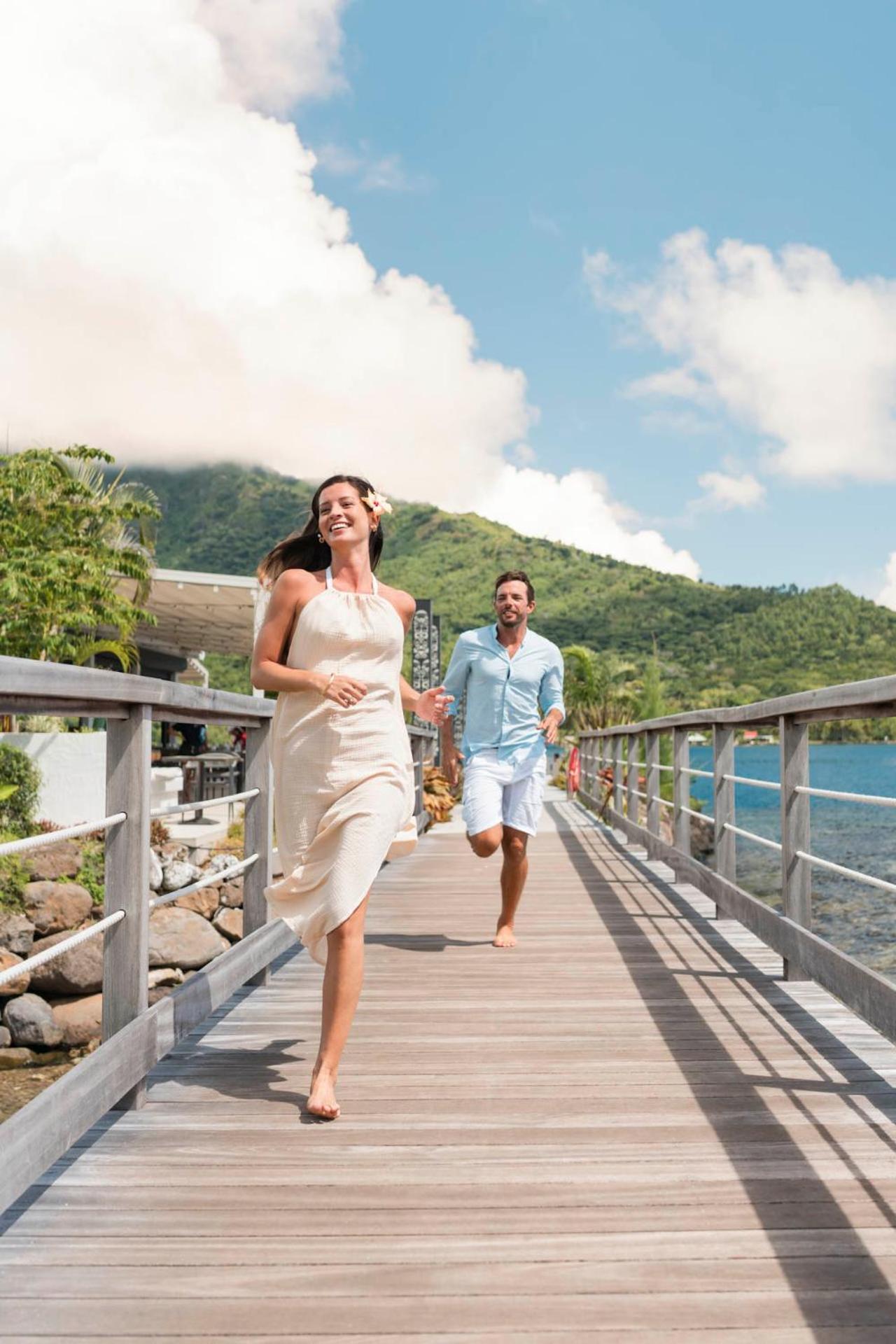 Cook'S Bay Hotel & Suites Paopao エクステリア 写真