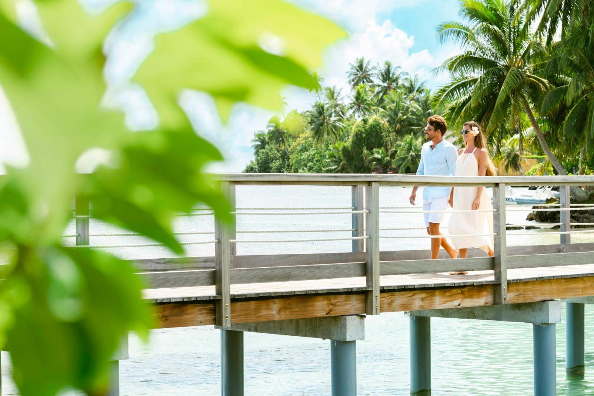 Cook'S Bay Hotel & Suites Paopao エクステリア 写真