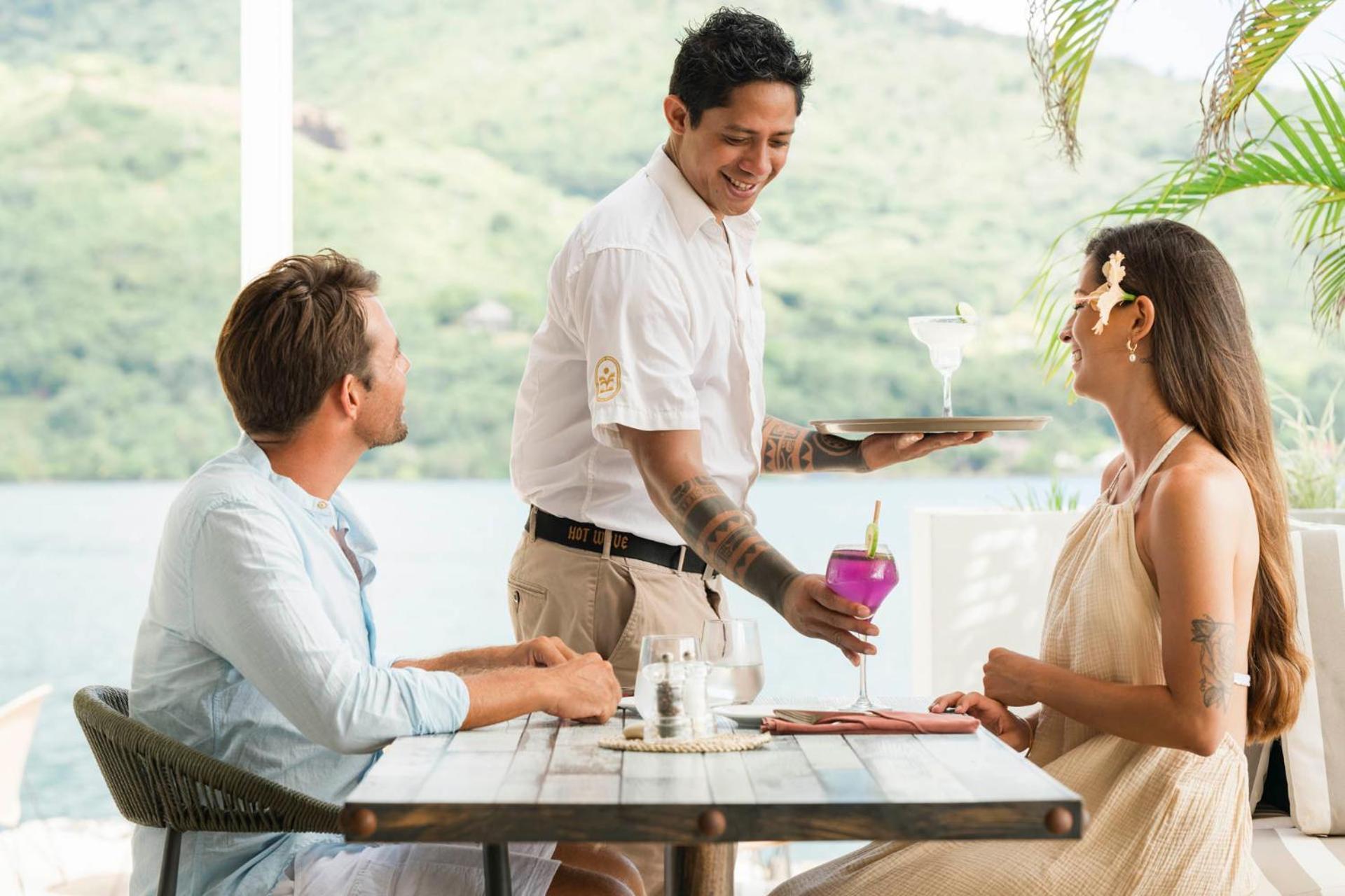 Cook'S Bay Hotel & Suites Paopao エクステリア 写真