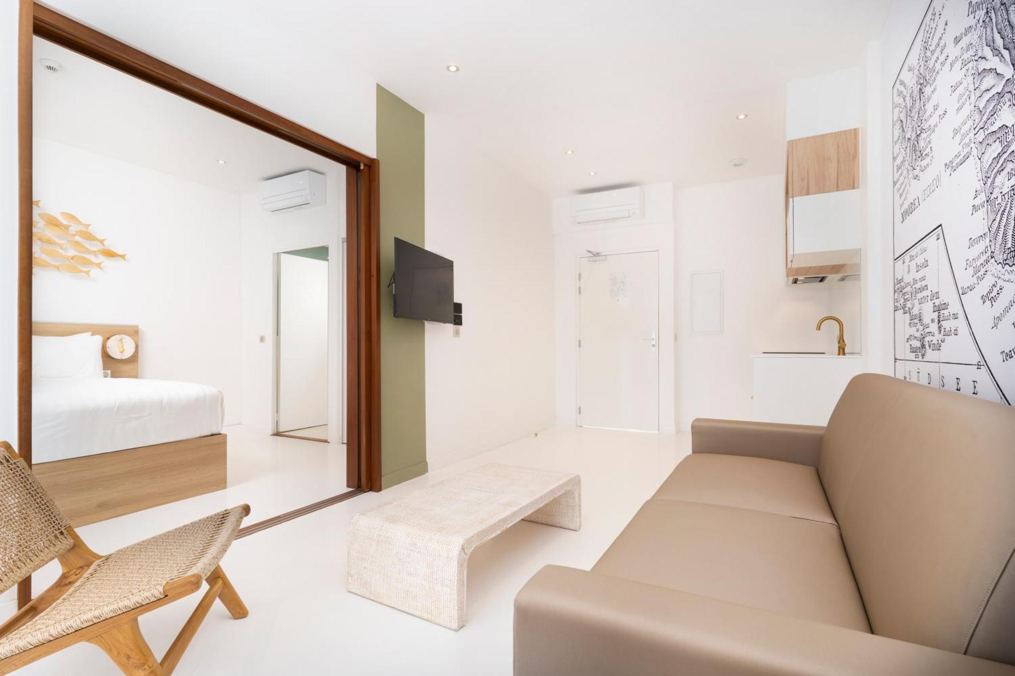 Cook'S Bay Hotel & Suites Paopao エクステリア 写真