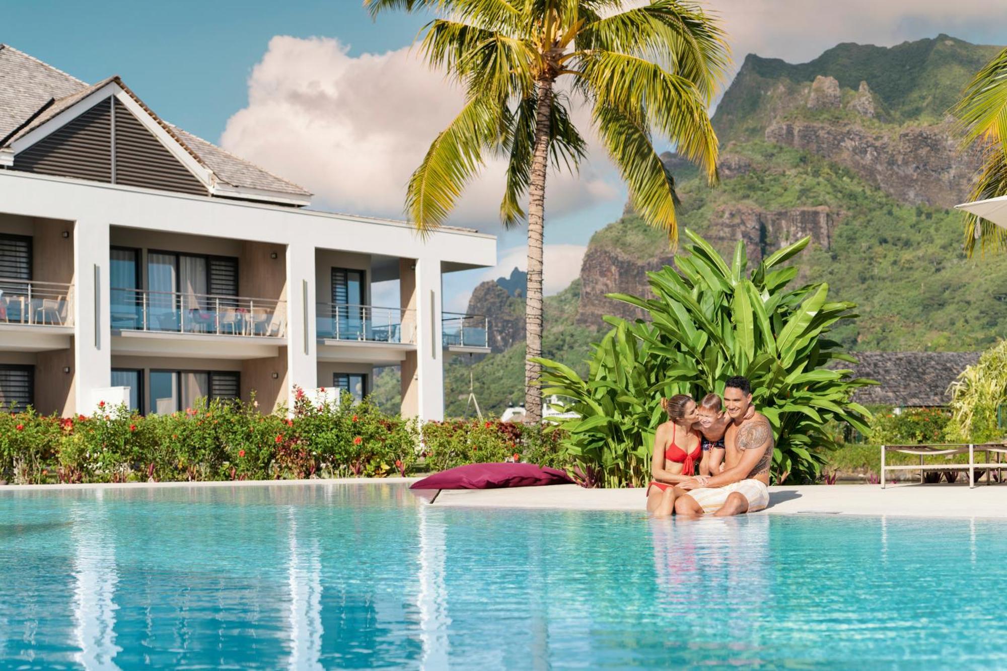 Cook'S Bay Hotel & Suites Paopao エクステリア 写真