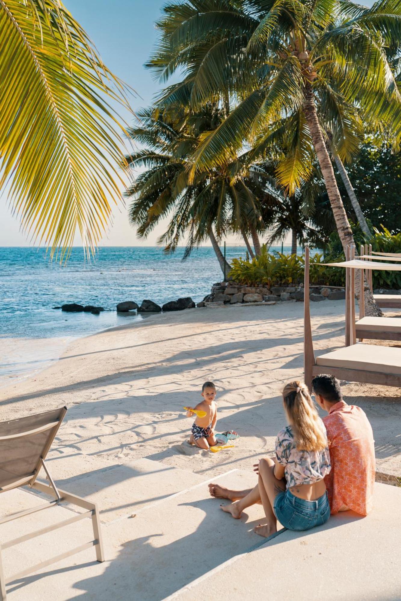 Cook'S Bay Hotel & Suites Paopao エクステリア 写真